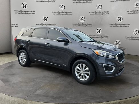Used 2017 Kia Sorento LX w/ LX Convenience Package image 7