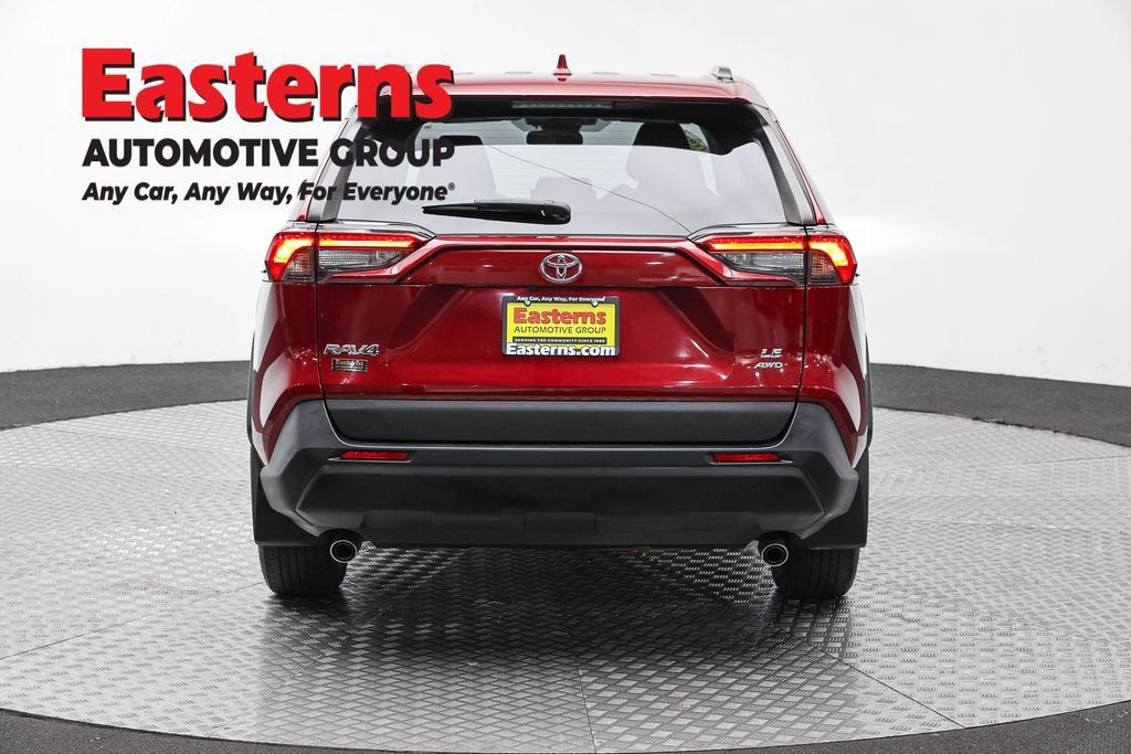 Used 2021 Toyota RAV4 LE AWD/4WD image 6