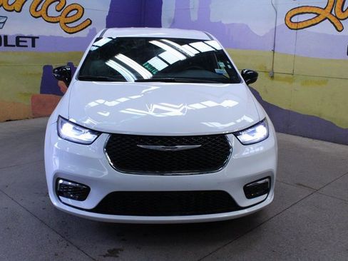 Used 2025 Chrysler Pacifica Select image 3