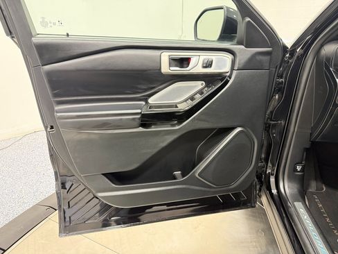 Used 2023 Ford Explorer Platinum w/ Technology Package image 9