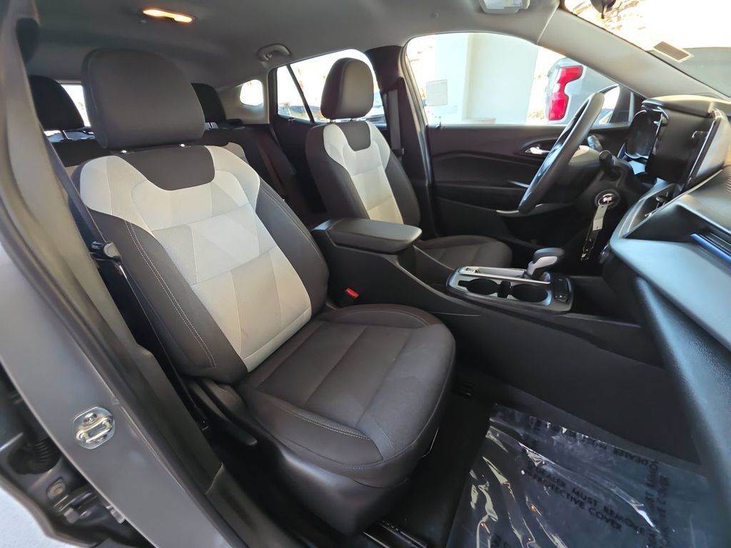 Used 2025 Chevrolet Trax LS FWD image 28