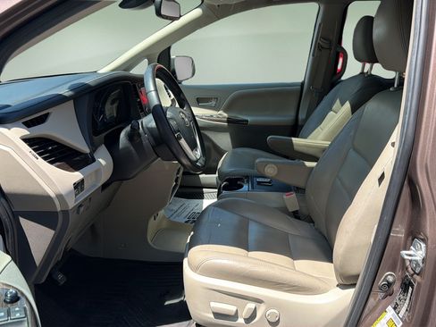 Used 2020 Toyota Sienna XLE Premium AWD/4WD image 11