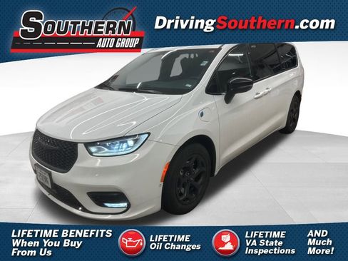 Used 2024 Chrysler Pacifica Select image 1