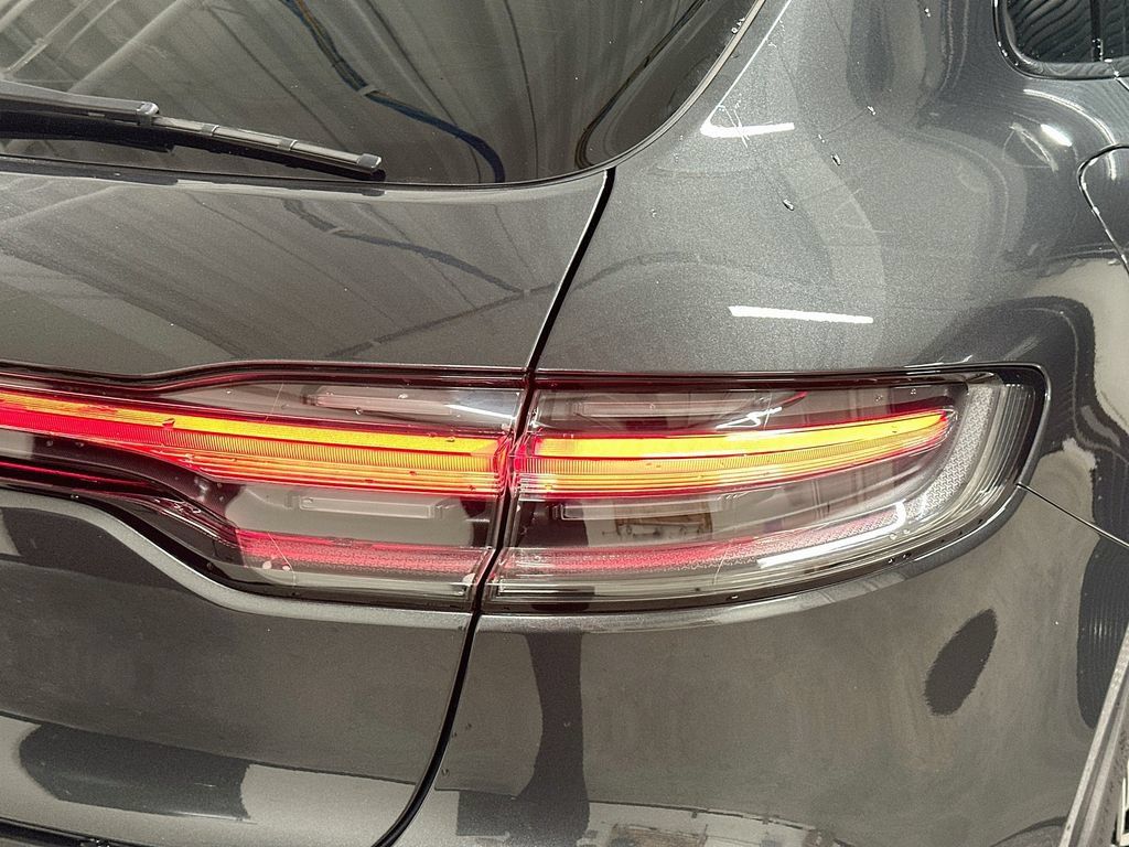 Certified 2025 Porsche Macan AWD/4WD image 33