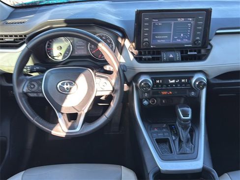 Used 2021 Toyota RAV4 XLE Premium image 16