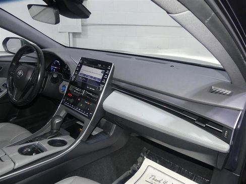 Used 2019 Toyota Avalon XSE image 24