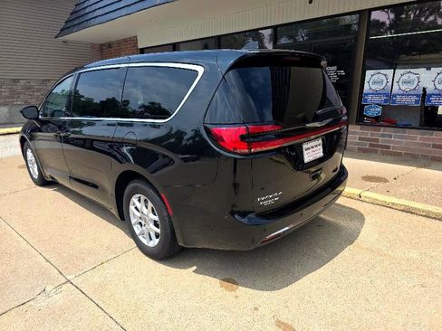 Used 2024 Chrysler Pacifica Touring-L image 4