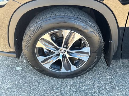 Used 2022 Toyota Highlander XLE image 40