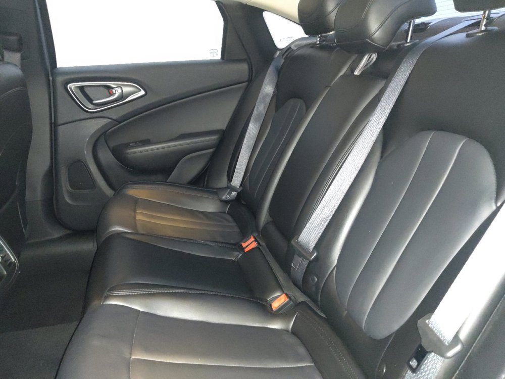 Used 2017 Chrysler 200 Limited Platinum w/ Comfort & Convenience Group FWD image 18