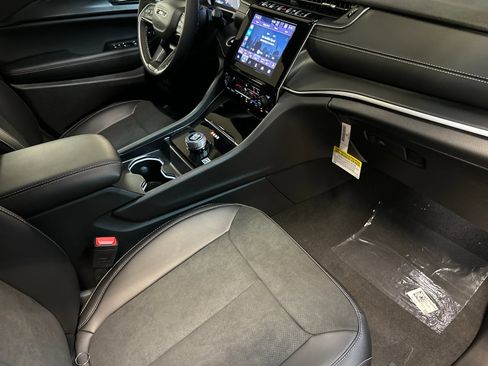 New 2025 Jeep Grand Cherokee Altitude image 15