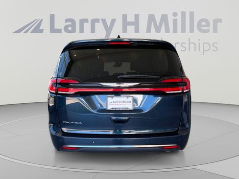 Used 2023 Chrysler Pacifica Touring-L FWD image 4