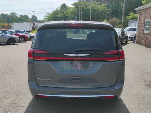 Used 2023 Chrysler Pacifica Touring-L FWD image 6