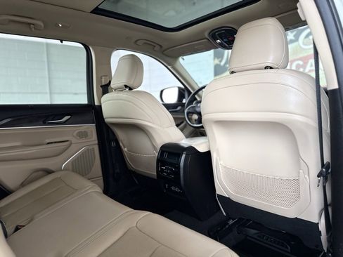 Used 2022 Jeep Grand Cherokee Limited w/ Luxury Tech Group II image 49