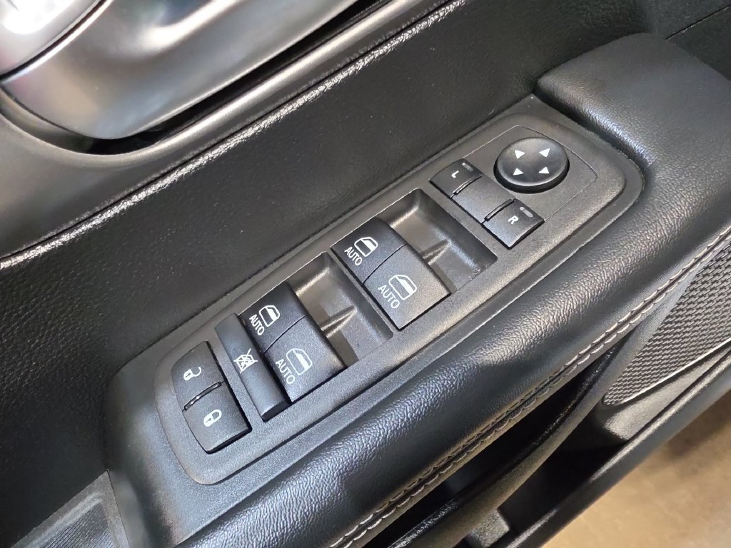 Used 2025 Chrysler Pacifica Select FWD image 15