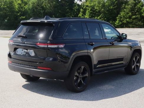 Used 2024 Jeep Grand Cherokee Altitude image 4