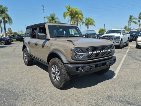 Used 2025 Ford Bronco Badlands AWD/4WD image 3