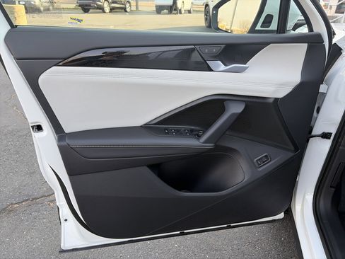 Certified 2025 Volkswagen Tiguan SE w/ Panoramic Sunroof Package image 14