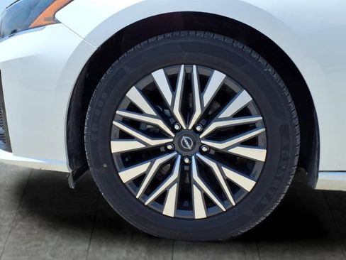 Used 2024 Nissan Altima 2.5 SV FWD image 11
