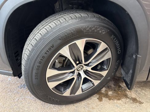 Used 2022 Toyota Highlander XLE image 4