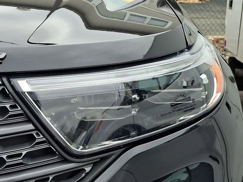 Used 2022 Ford Explorer XLT w/ Equipment Group 202A image 4