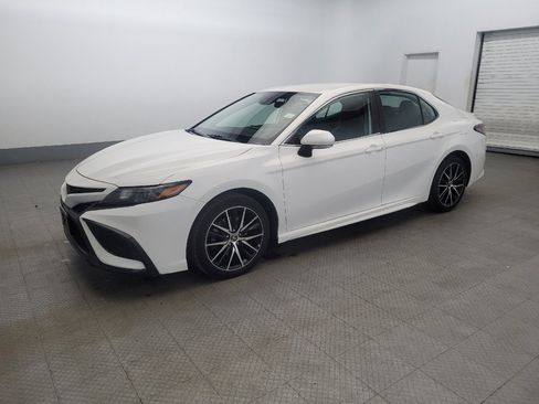 Used 2022 Toyota Camry SE image 2
