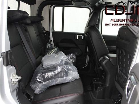 Used 2023 Jeep Gladiator Rubicon w/ Cold Weather Group AWD/4WD image 29