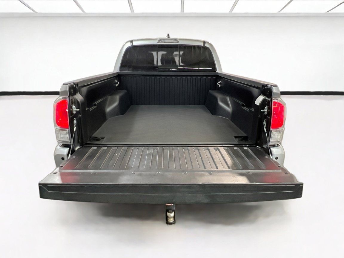 Used 2022 Toyota Tacoma TRD Off-Road w/ Technology Package AWD/4WD image 17