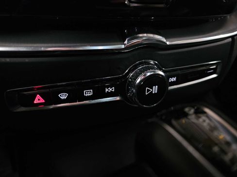 Used 2019 Volvo XC60 T5 Momentum w/ Multimedia Package image 31