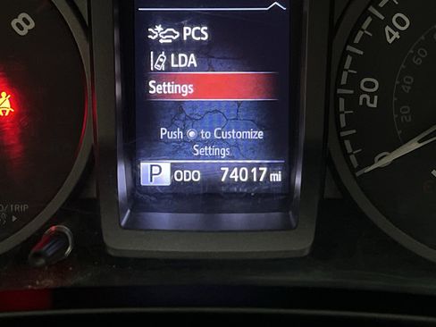 Used 2018 Toyota Tacoma TRD Off-Road image 10