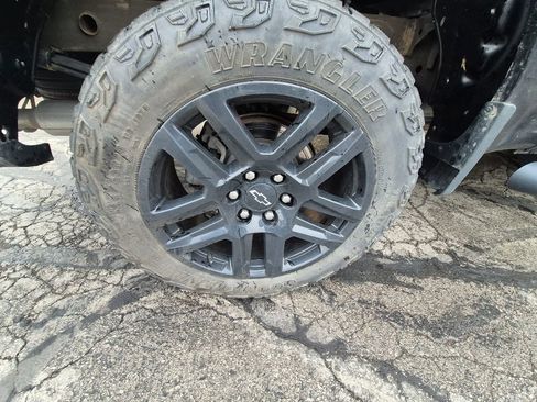 Used 2023 Chevrolet Silverado 1500 LT Trail Boss w/ Convenience Package II AWD/4WD image 9