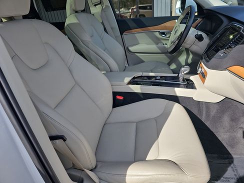 Used 2022 Volvo XC90 T6 Momentum w/ Climate Package image 10