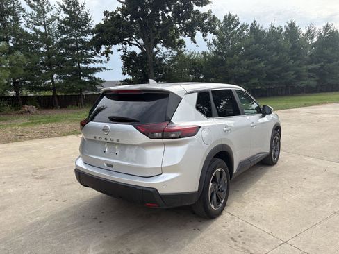 Used 2025 Nissan Rogue SV FWD image 24