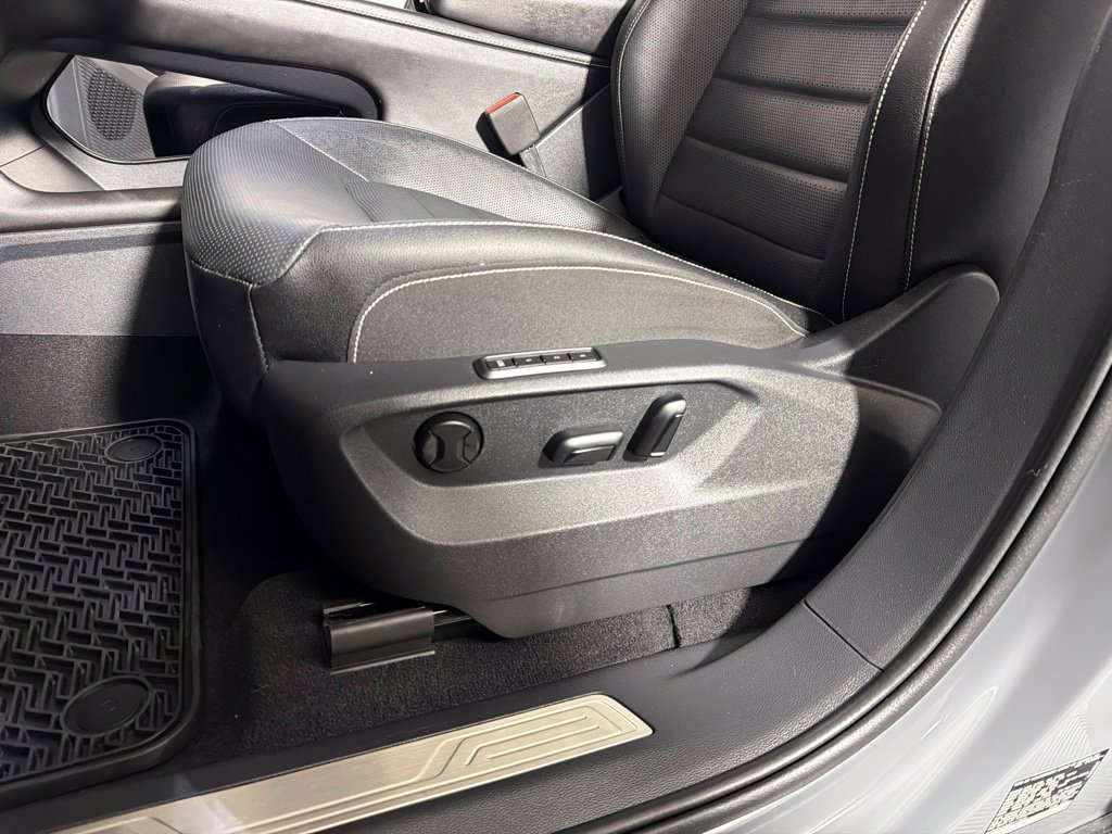 Certified 2025 Volkswagen Atlas Cross Sport SEL AWD/4WD image 11