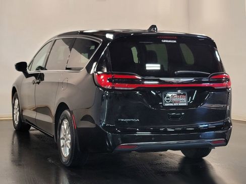 Used 2024 Chrysler Pacifica Touring-L image 28