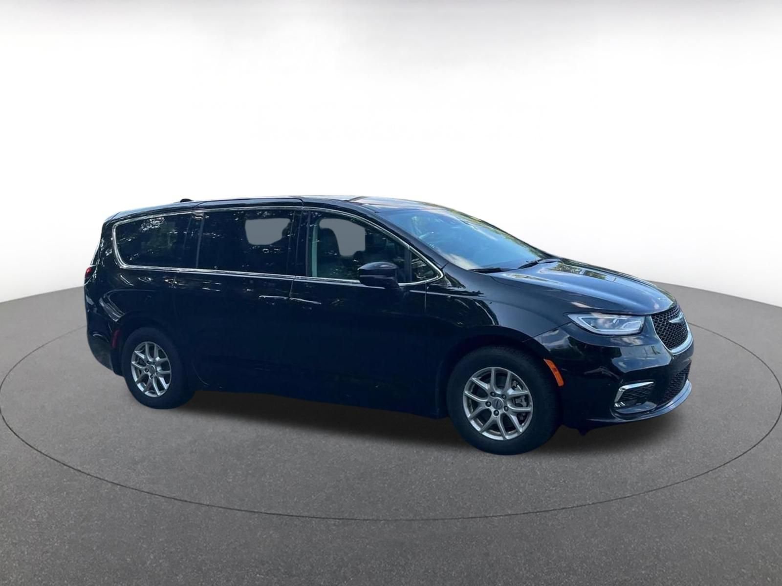 Used 2024 Chrysler Pacifica Touring-L FWD image 2
