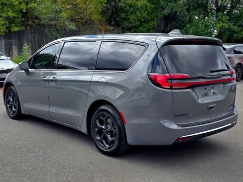 Used 2022 Chrysler Pacifica Limited w/ S Appearance Package FWD image 5