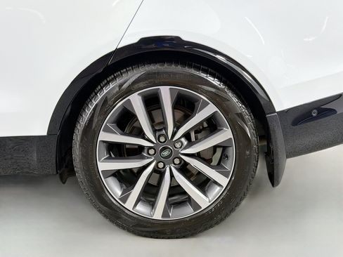 Certified 2024 Land Rover Discovery Dynamic SE image 33