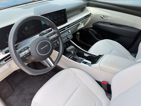 Certified 2025 Hyundai Tucson SE image 4