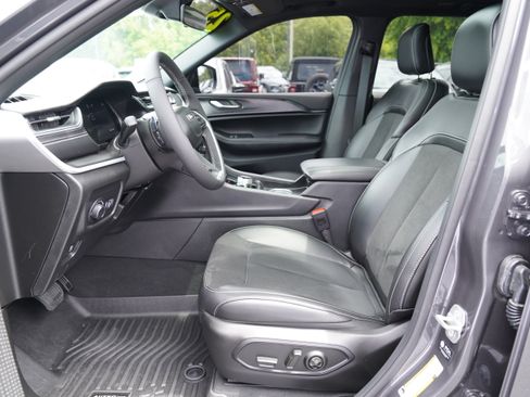 Used 2025 Jeep Grand Cherokee Altitude AWD/4WD image 4