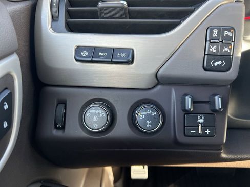 Certified 2019 GMC Yukon XL Denali w/ Denali Ultimate Package image 18