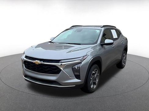 Used 2025 Chevrolet Trax LT FWD image 8