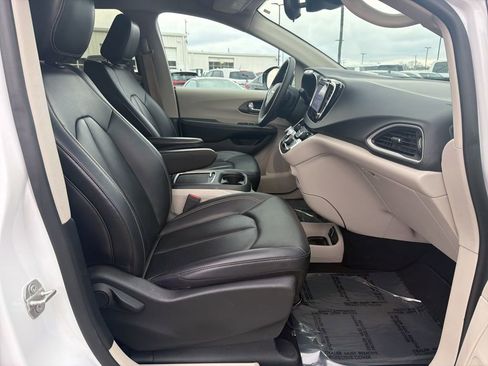 Used 2024 Chrysler Pacifica Touring-L image 29