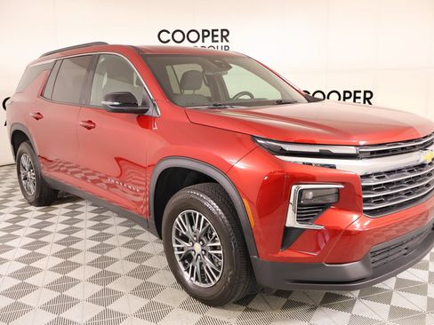 Used 2025 Chevrolet Traverse LT FWD image 1