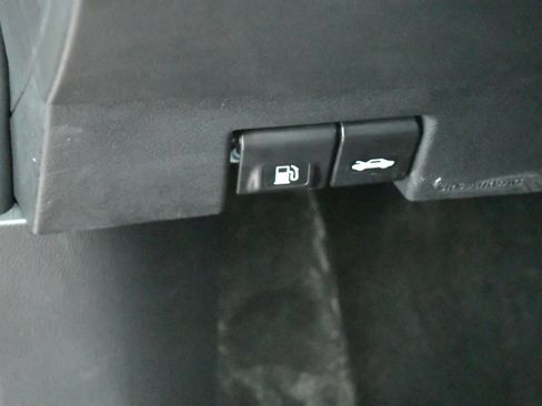 Used 2025 Nissan Versa SV FWD image 13