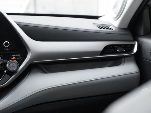 Used 2023 Toyota Highlander Limited image 16