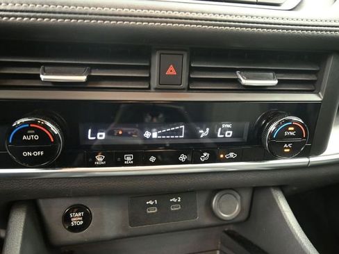 Used 2024 Nissan Rogue SV image 12