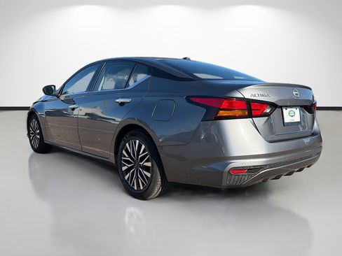 Used 2024 Nissan Altima 2.5 SV image 3