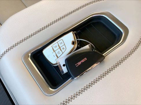 Used 2023 GMC Yukon XL Denali w/ Advanced Technology Package image 15