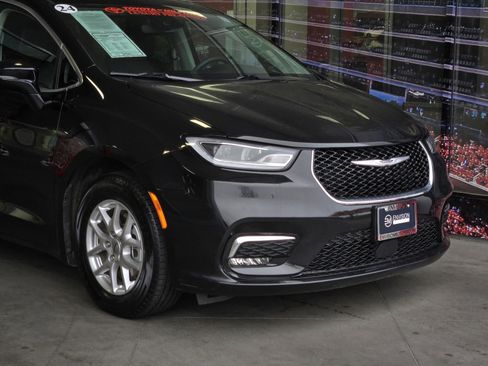 Used 2024 Chrysler Pacifica Touring-L image 2