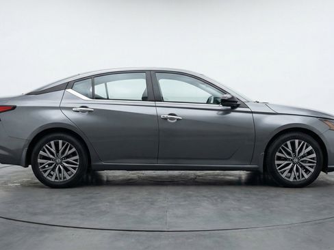 Used 2025 Nissan Altima 2.5 SV FWD image 11